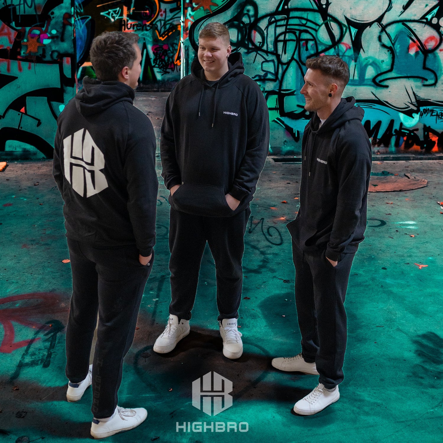 Mann trägt Hoodie in Überlänge